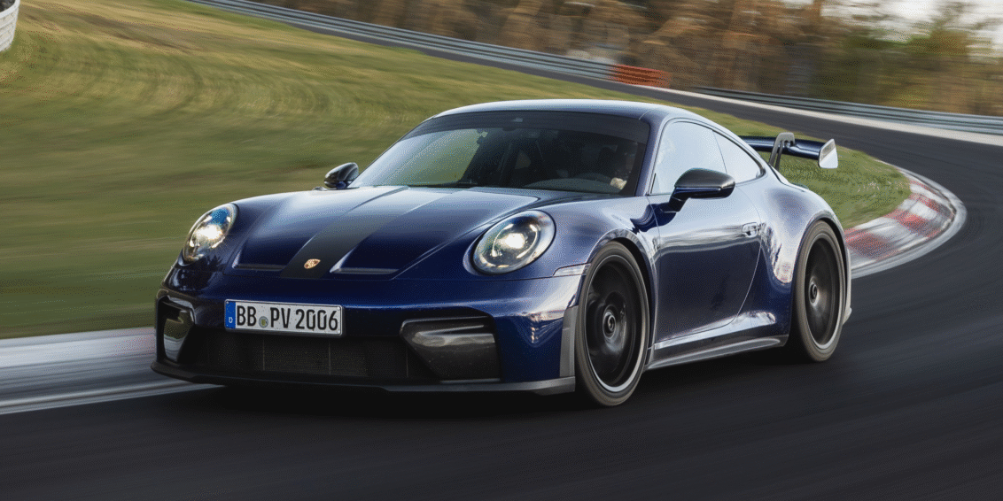 Desempenho com alma: o Porsche manual que venceu no circuito mais desafiador do mundo