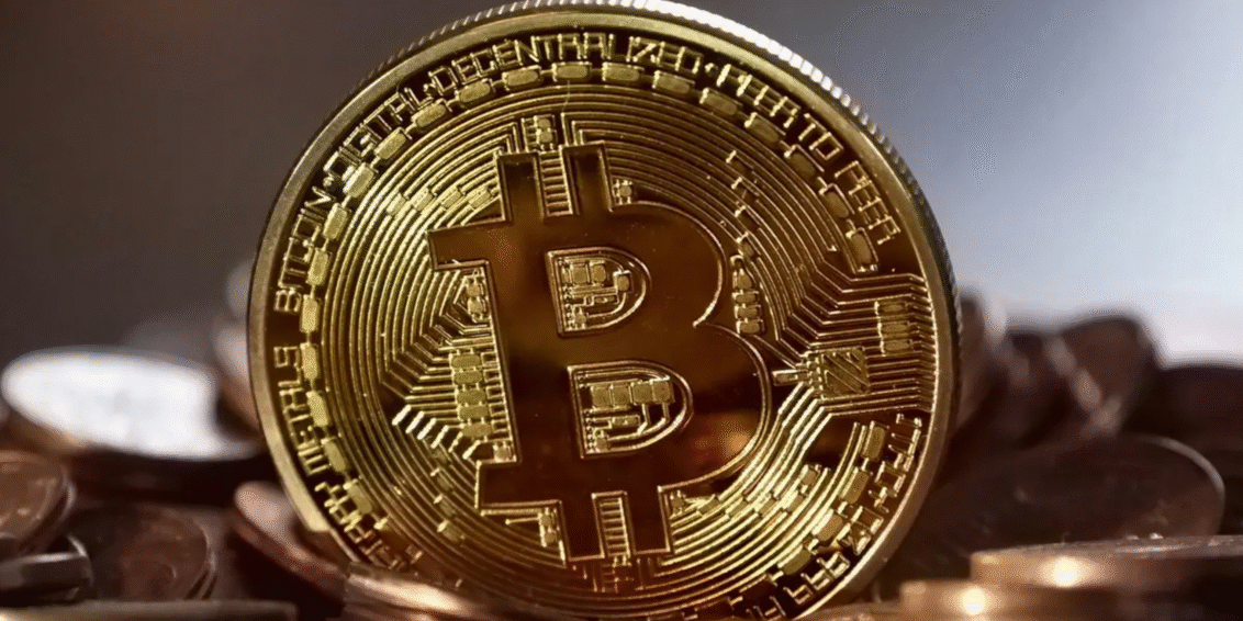 Bitcoin encosta em US$ 108 mil com investidores de olho nos EUA