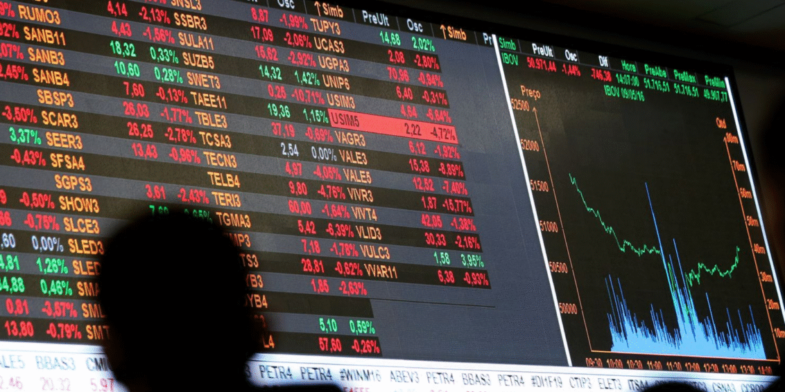 Ibovespa atinge máxima histórica enquanto dólar recua para R$ 5,40