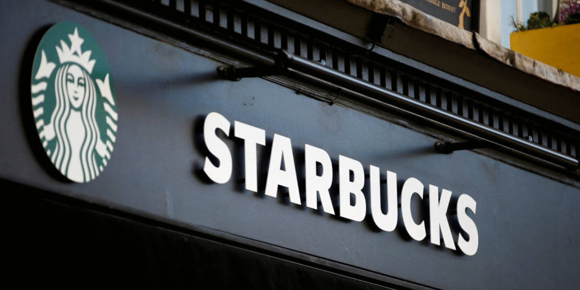 Starbucks tenta convencer, mas cortes tímidos e café caro não agradam Wall Street