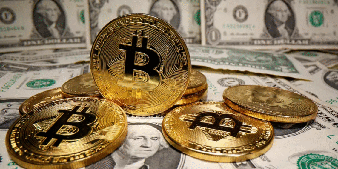 Dólar cede espaço, ouro dispara e Bitcoin ensaia um lugar à mesa