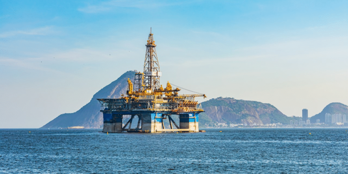 Oferta global de petróleo deve atingir recorde em 2026, pressionando preços e reconfigurando o mercado